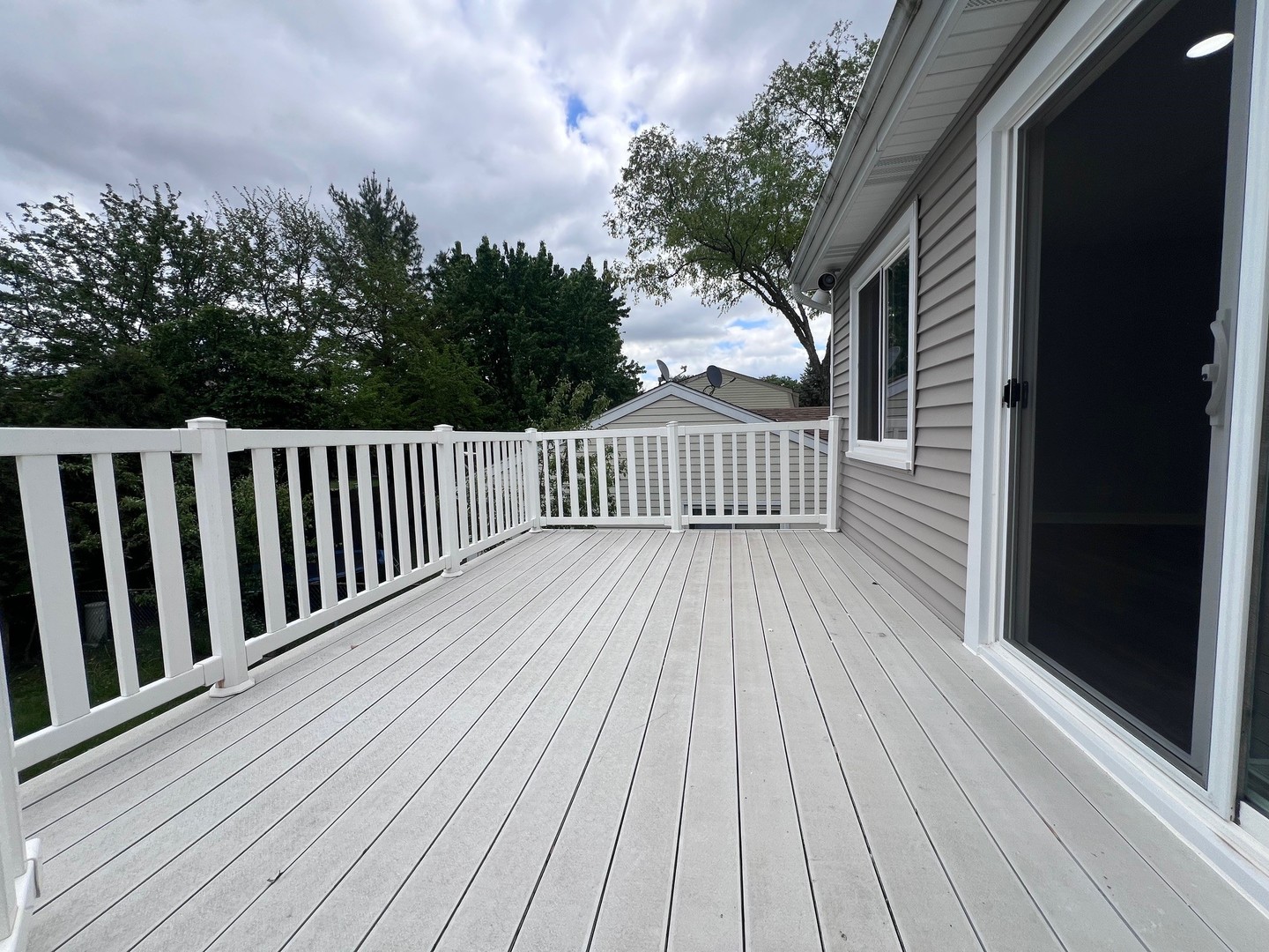 1170 Singleton Drive Roselle, IL 60172 - Photo 14 of 42 a view of wooden deck