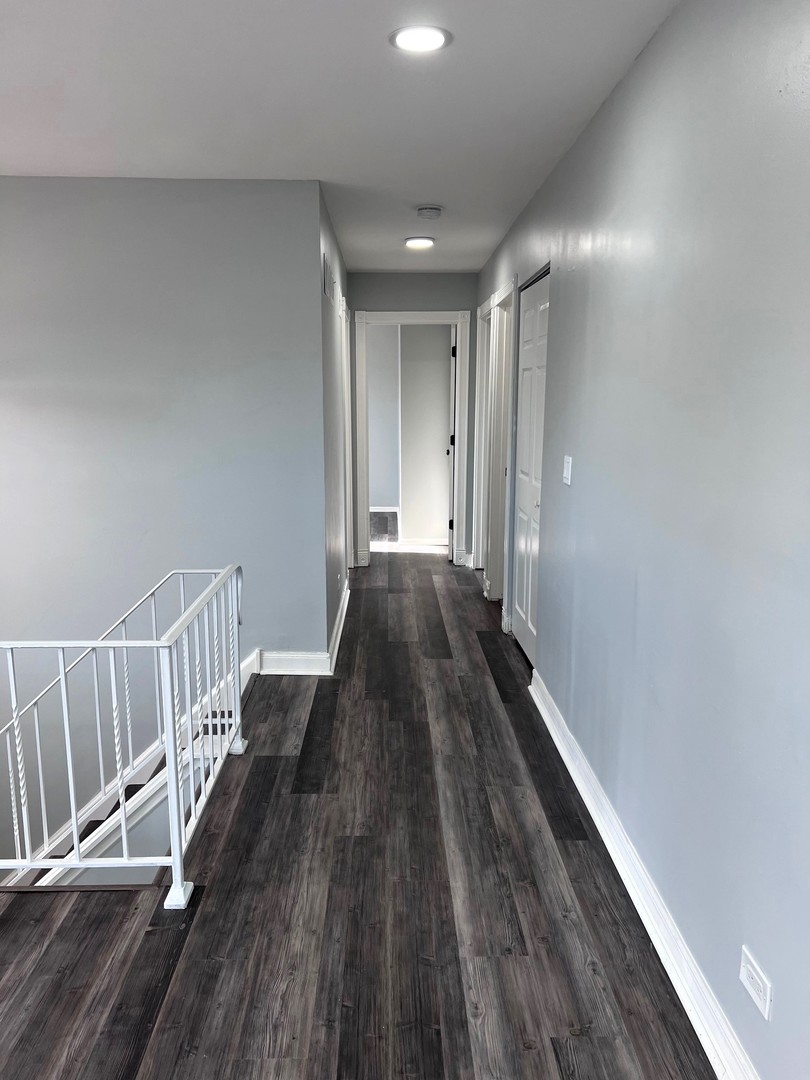 1170 Singleton Drive Roselle, IL 60172 - Photo 18 of 42 a view of a hallway with wooden floor