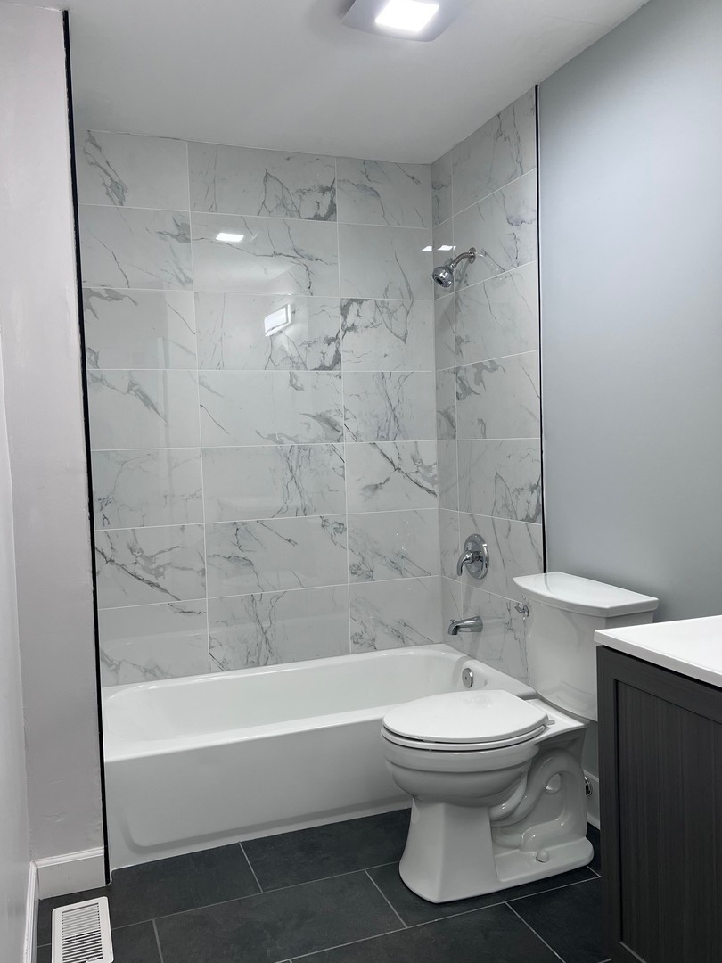 1170 Singleton Drive Roselle, IL 60172 - Photo 20 of 42 a bathroom with a toilet and a bathtub