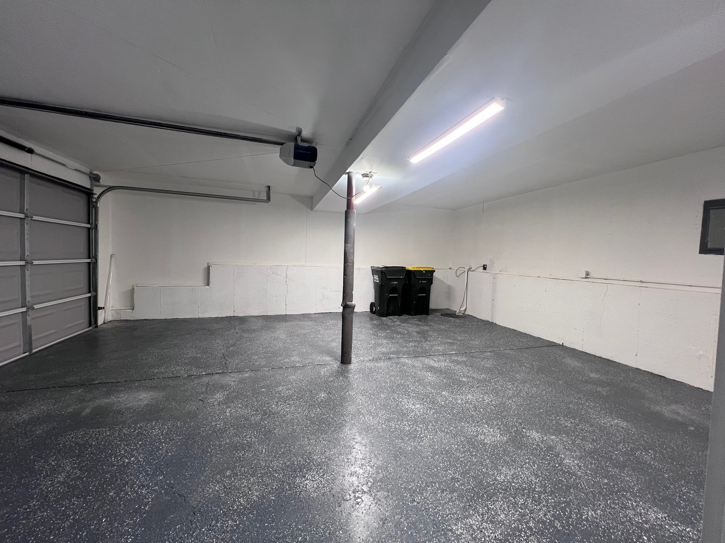 1170 Singleton Drive Roselle, IL 60172 - Photo 31 of 42 a view of a garage