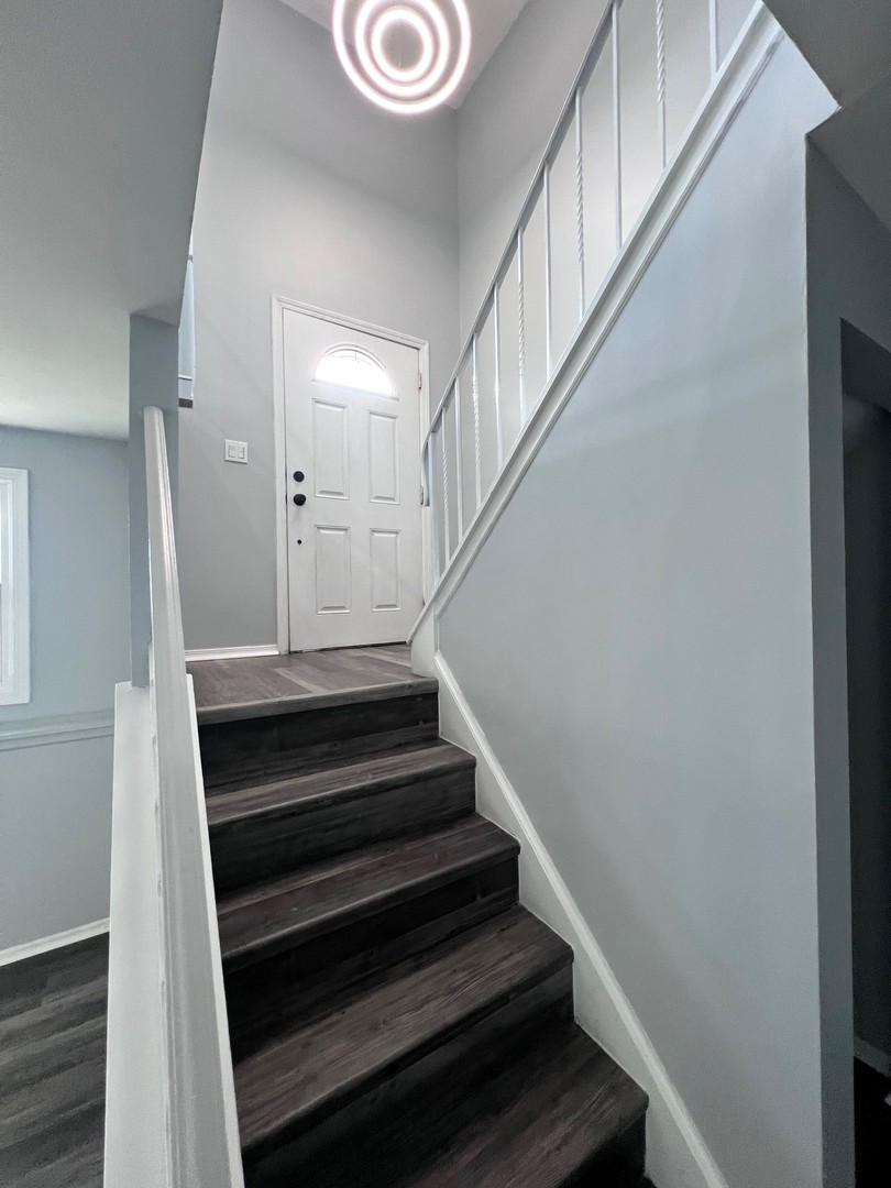 1170 Singleton Drive Roselle, IL 60172 - Photo 42 of 42 a view of entryway