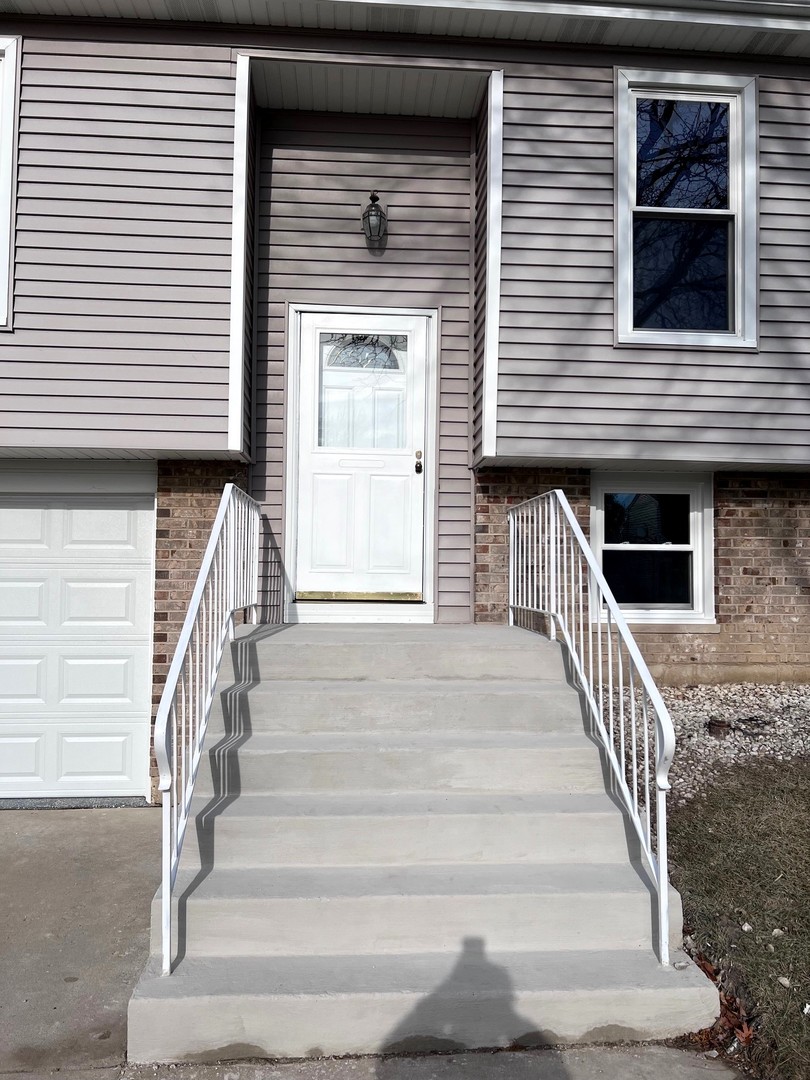 1170 Singleton Drive Roselle, IL 60172 - Photo 7 of 42 a view of entryway with a front door