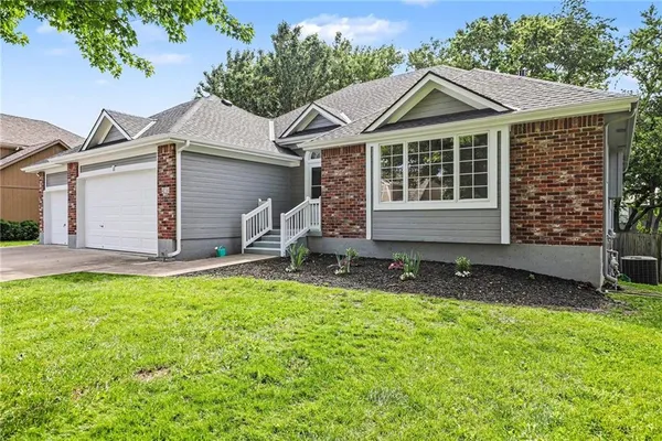 $455,000 | 414 Eagle Glen Drive, Raymore, MO 64083