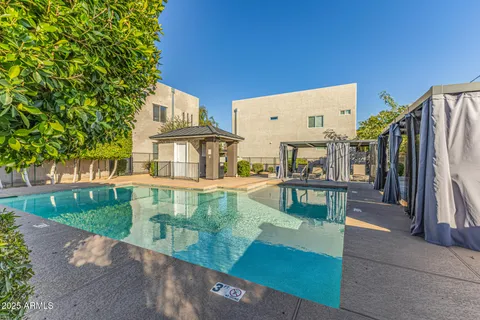 a view of a back yard