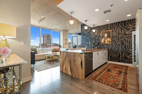 $899,000 | 301 Demonbreun Street, Unit 914, Nashville, TN 37201