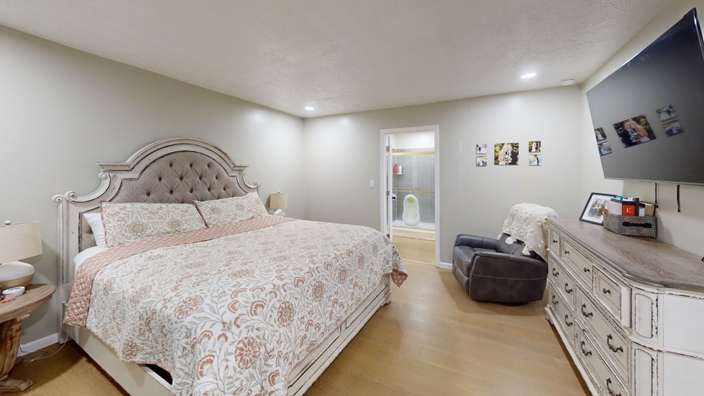 506 Lankford Road Paris, TN 38242 - Photo 14 of 23 a bedroom with a bed and dresser