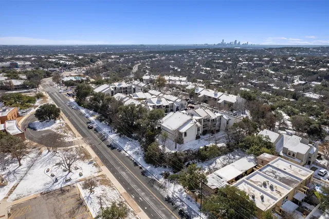 $1,800 | 6910 Hart Lane, Unit 203, Austin, TX 78731