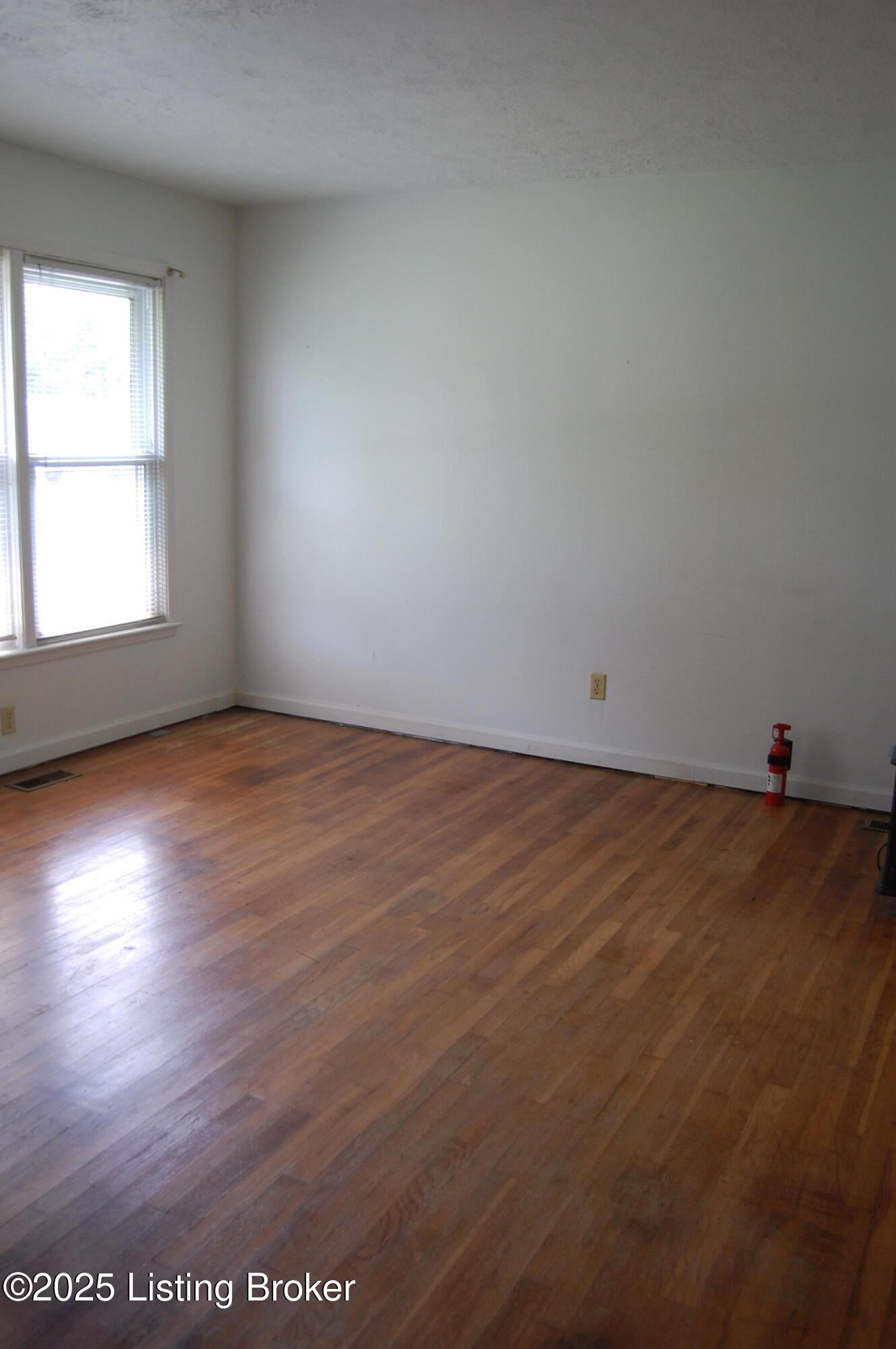 9530 Maple Road Louisville, KY 40229 - Photo 9 of 23 DSC_1082
