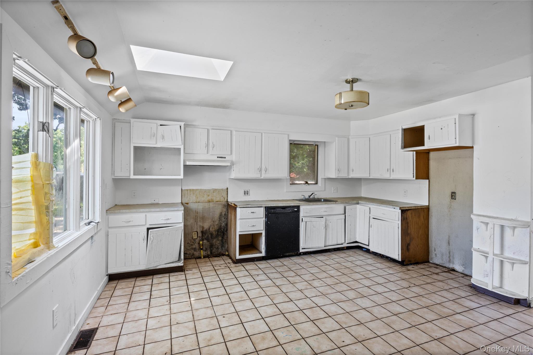 426 Riverleigh Avenue Riverside, NY 11901 - Photo 19 of 43