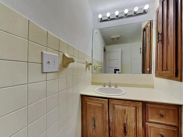 $1,895 | 1403 Barclay Street, St. Paul, MN 55106