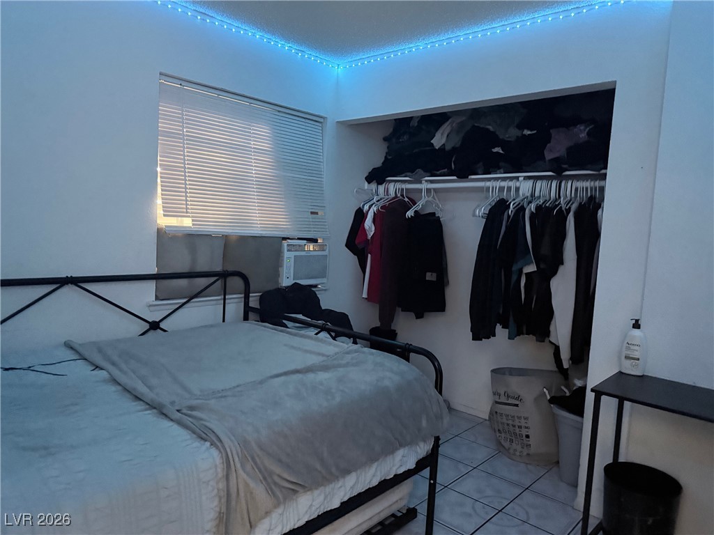 557 Chandler Street Henderson, NV 89014 - Photo 13 of 21 secondary bedroom with closet and window AC