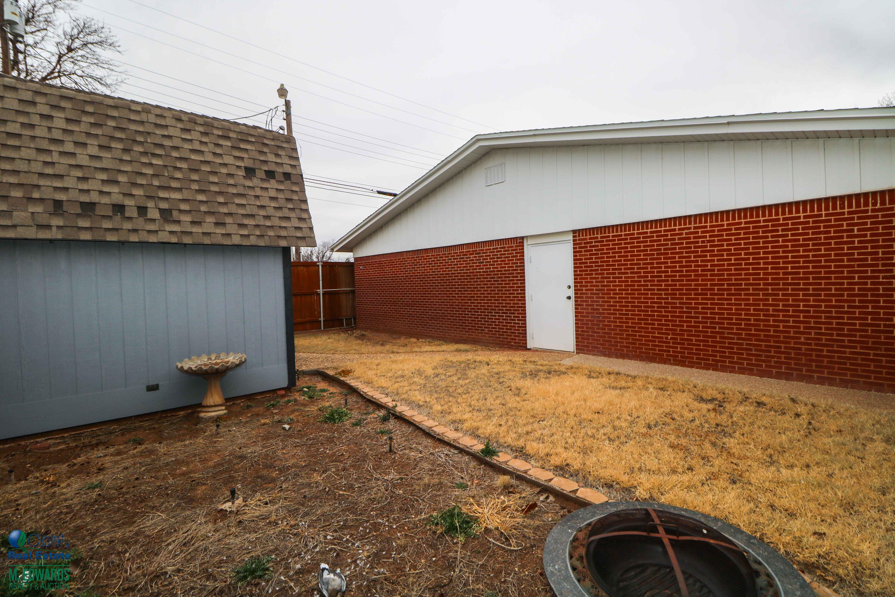 200 Crescent Drive Littlefield, TX 79339 - Photo 23 of 25 a backyard of a house