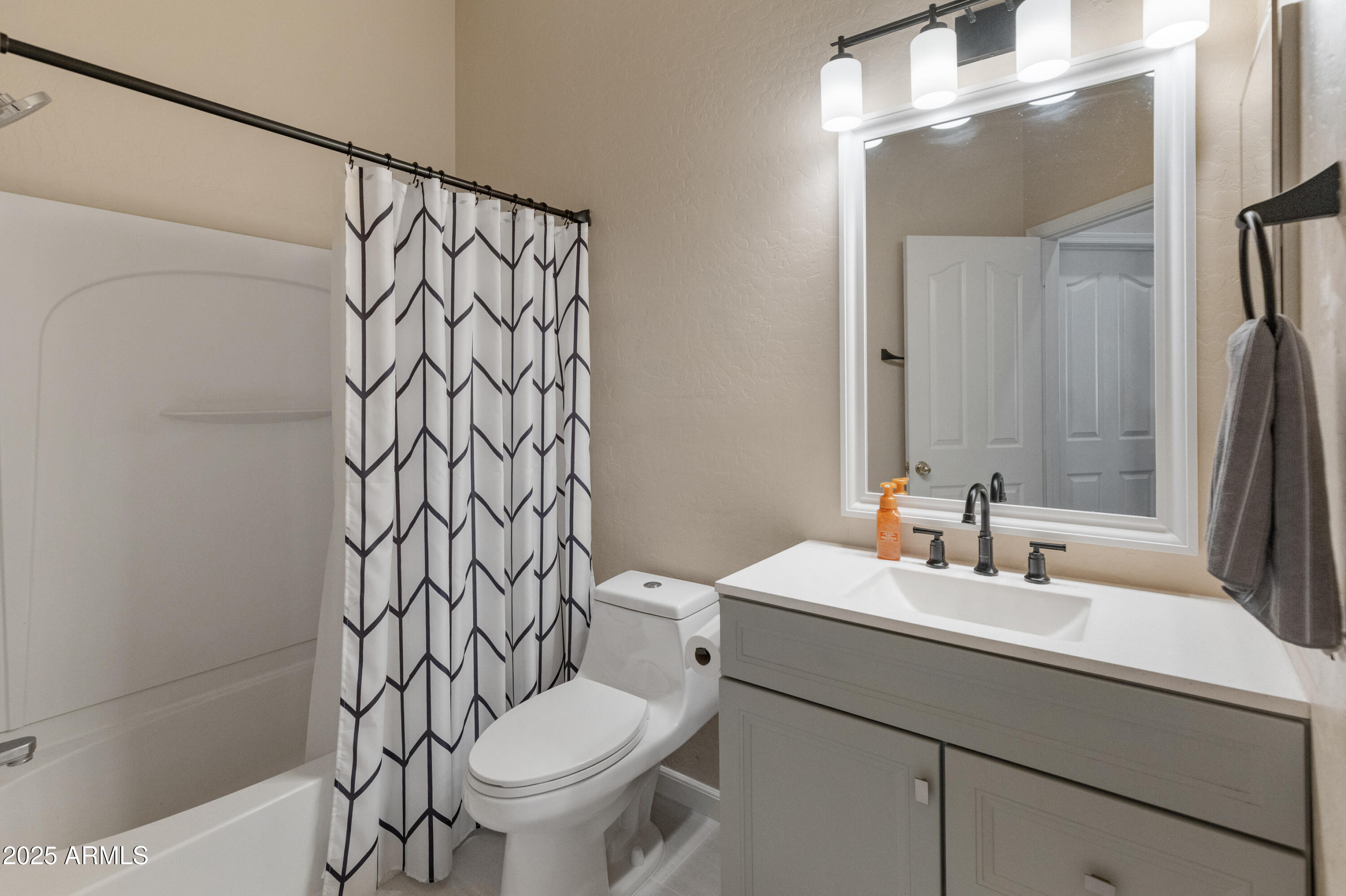 927 West Wendy Way Gilbert, AZ 85233 - Photo 20 of 33 Upstairs bathroom