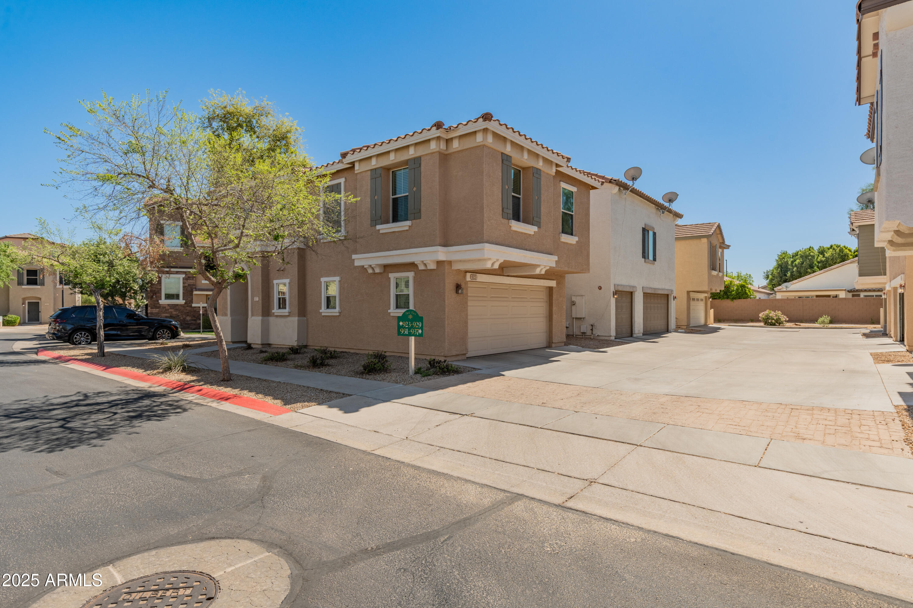 927 West Wendy Way Gilbert, AZ 85233 - Photo 27 of 33 Shared Driveway