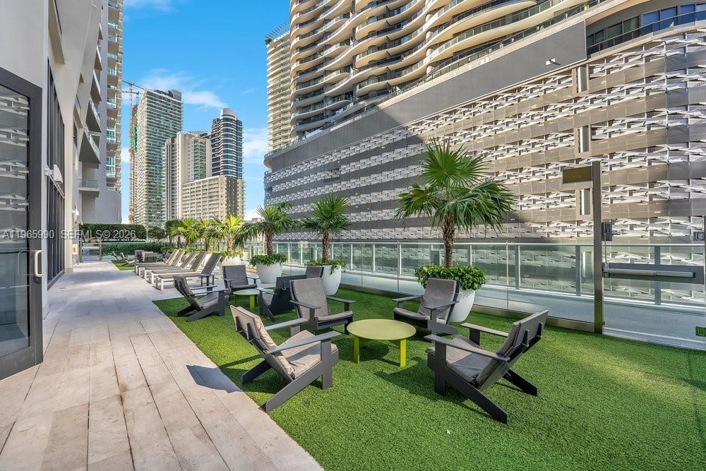 1010 Brickell Avenue, Unit 4011 Miami, FL 33131 - Photo 22 of 32 a garden view with a seating space