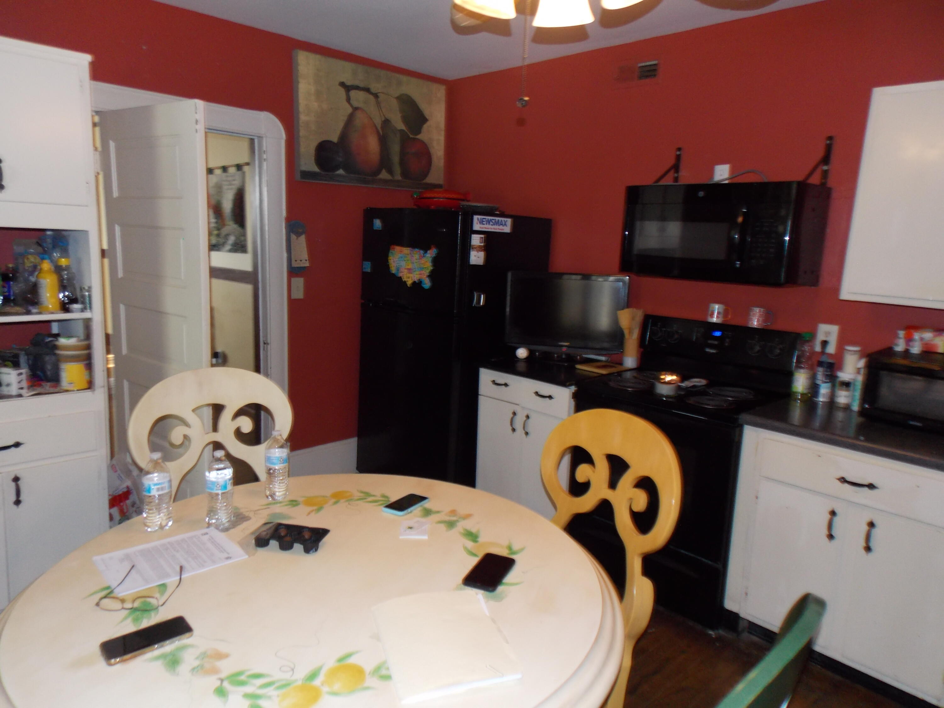 624 South Maple Street Vinton, VA 24179 - Photo 24 of 43 a bathroom with a sink and a mirror