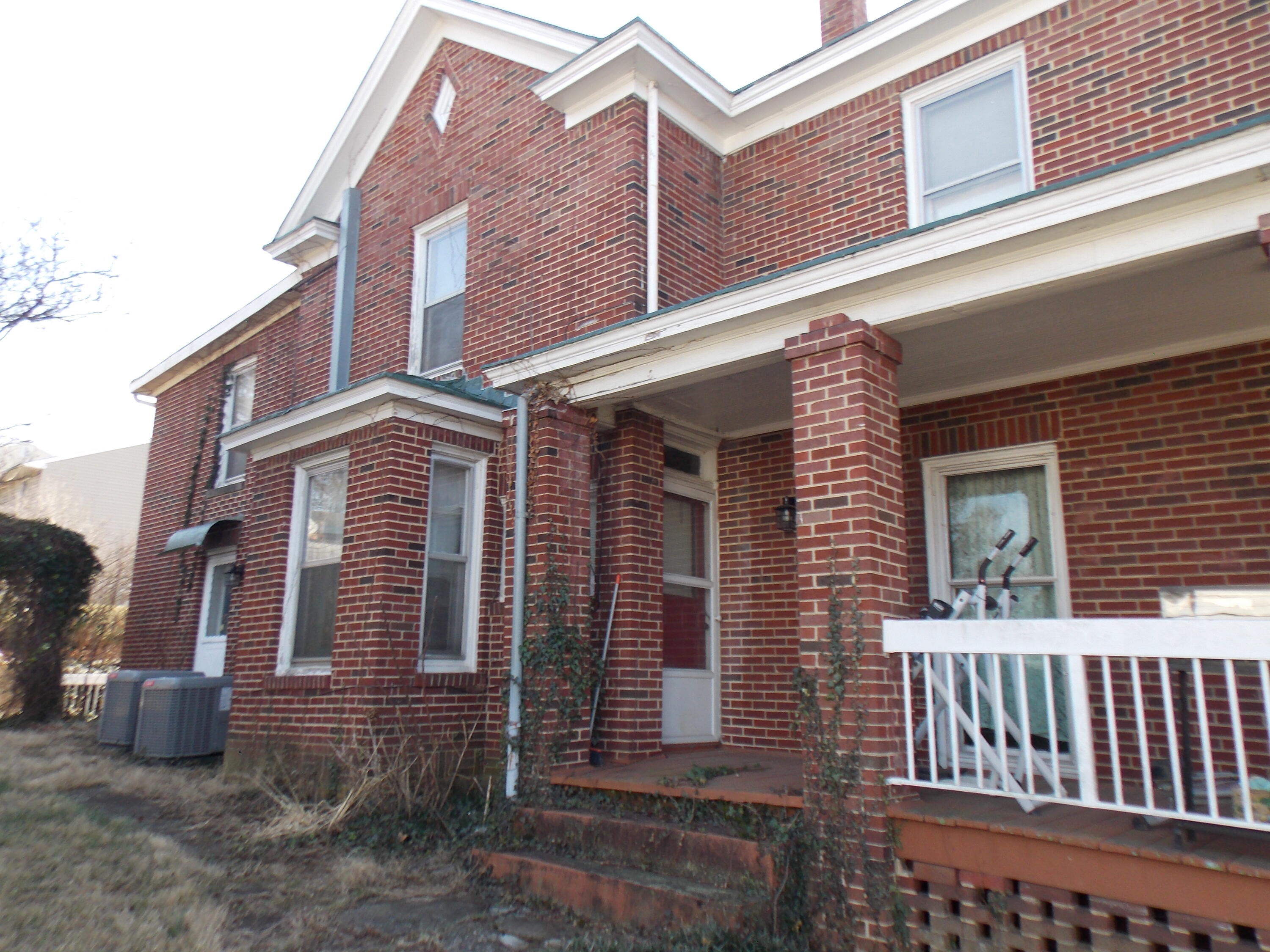 624 South Maple Street Vinton, VA 24179 - Photo 3 of 43 a front view of a house