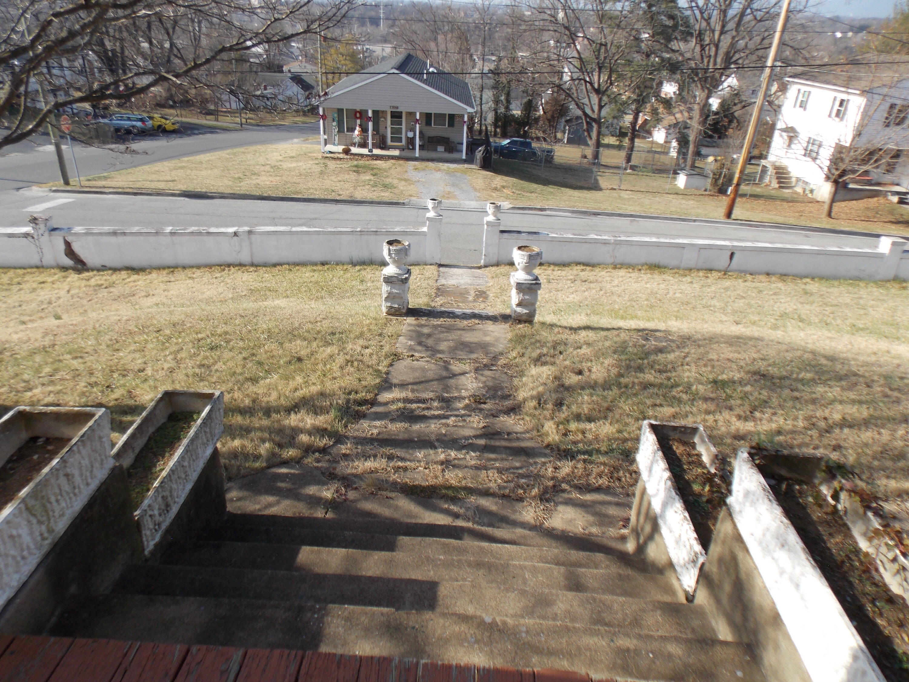 624 South Maple Street Vinton, VA 24179 - Photo 9 of 43 a view of an ocean with city space