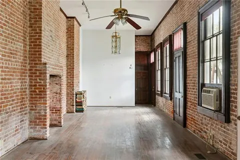 $949,000 | 2003-05 Carondelet Street, New Orleans, LA 70130