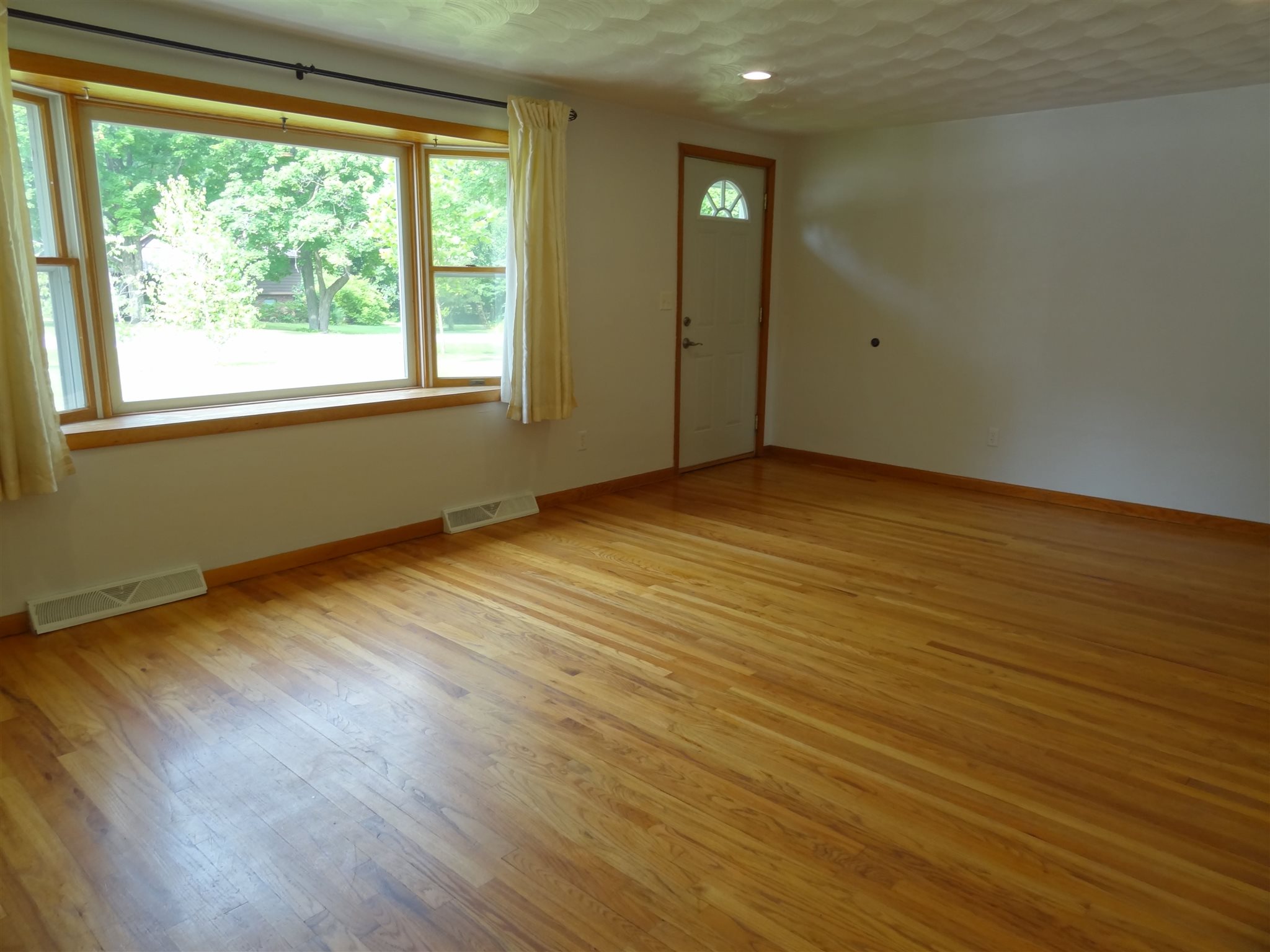 311 Blake Drive Fort Wayne, IN 46804 - Photo 2 of 18