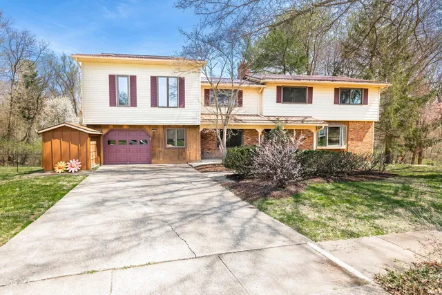 $565,000 | 2131 East Meadowbluff Court, Bloomington, IN 47401