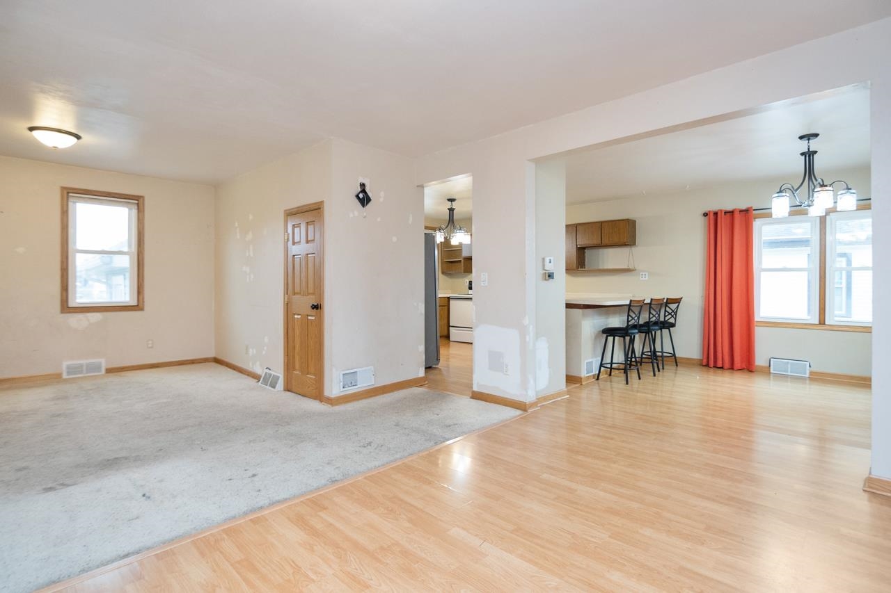 124 South Custer Street Brillion, WI 54110 - Photo 4 of 40