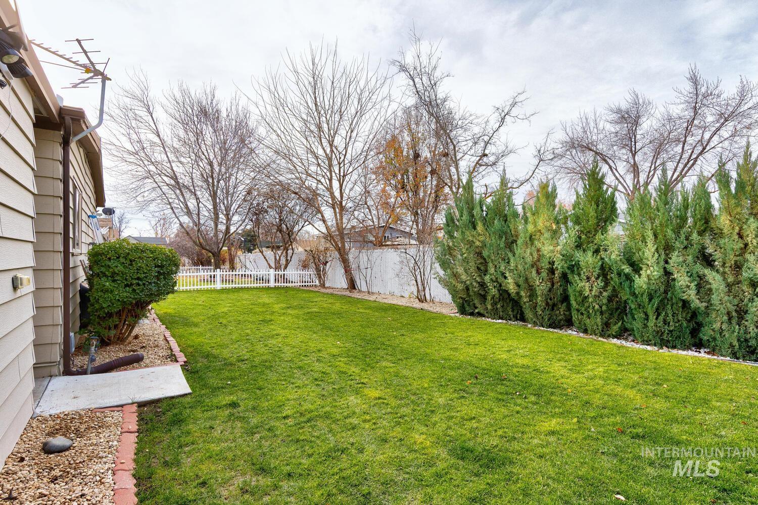 9390 West Ustick Road, Unit 64 Boise, ID 83704 - Photo 33 of 36 View of yard