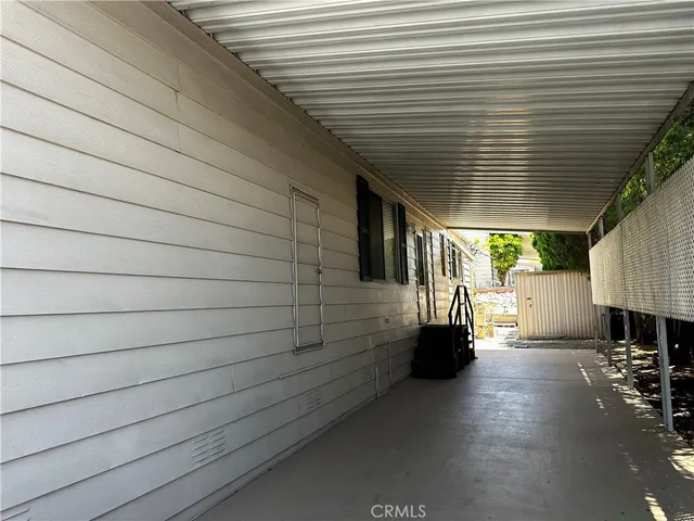 a view of entryway with patio