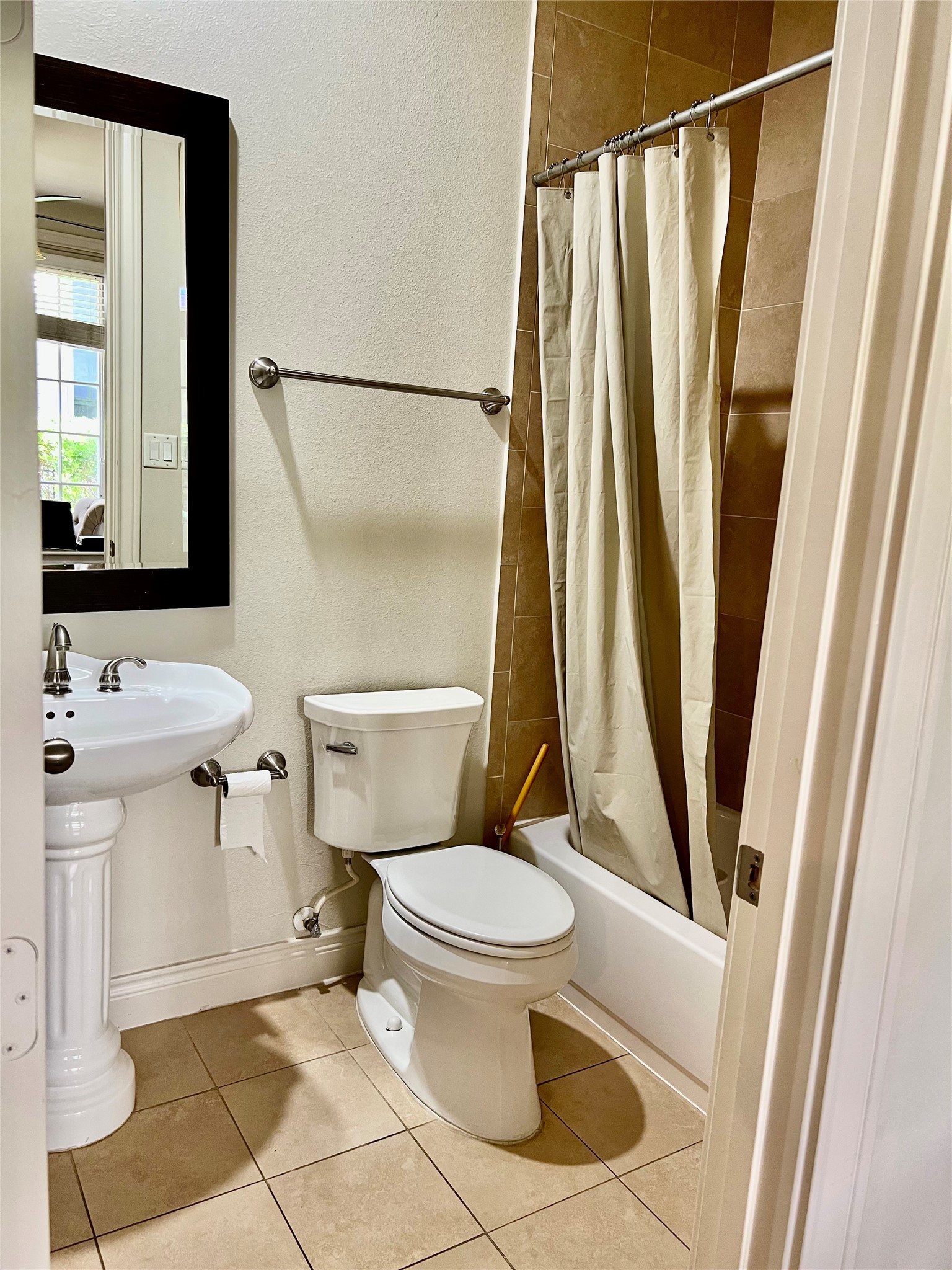 3255 Maxroy Street Houston, TX 77008 - Photo 5 of 26 First floor bathroom.