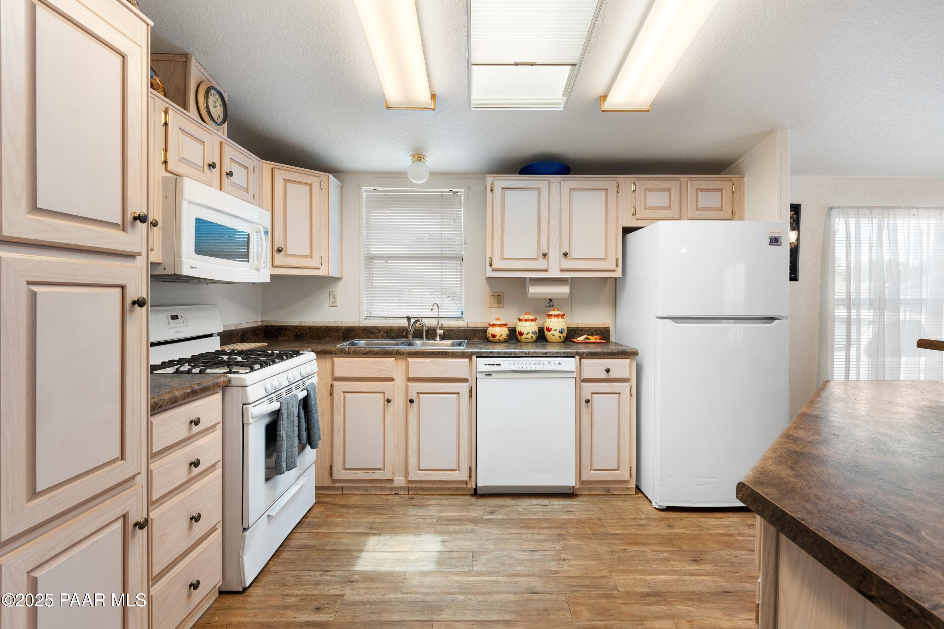 12200 East Obsidian Loop Road Prescott Valley, AZ 86327 - Photo 19 of 23 019_Kitchen