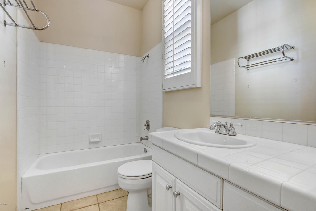 149 Laurel Ridge Drive Simi Valley, CA 93065 - Photo 23 of 28 bath down
