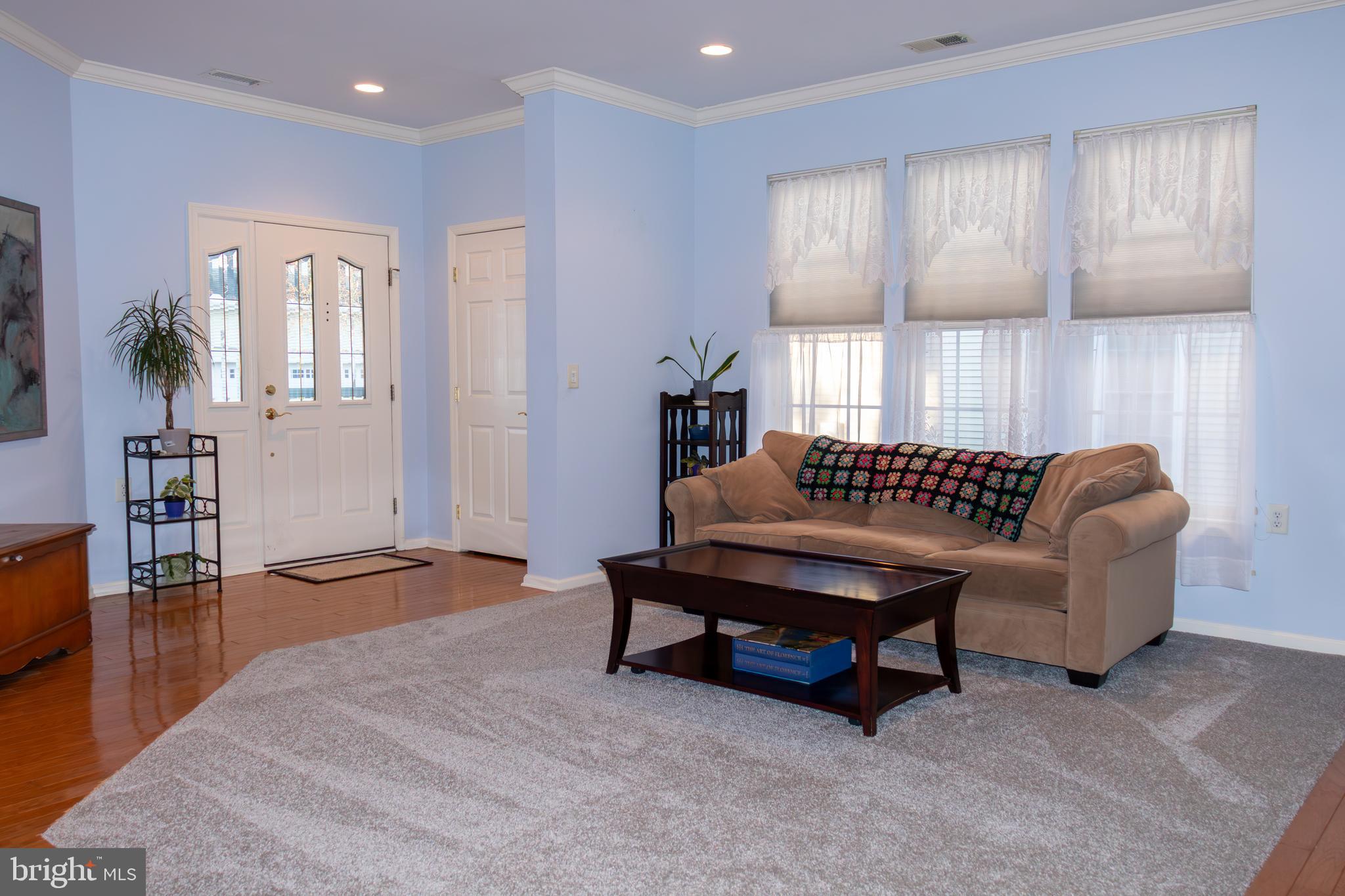 43 Chickadee Way Hamilton, NJ 08690 - Photo 4 of 36 a living room with furniture and a lamp
