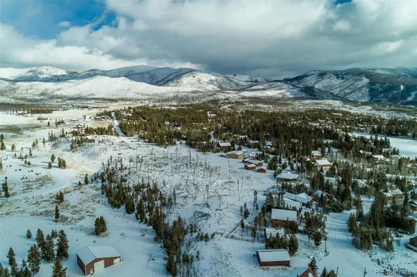a view of a dry yard