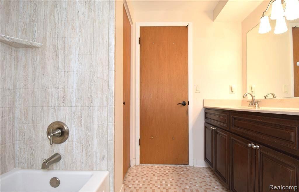 36651 Saxony Road Farmington, MI 48335 - Photo 26 of 37 upper full bath .JPG