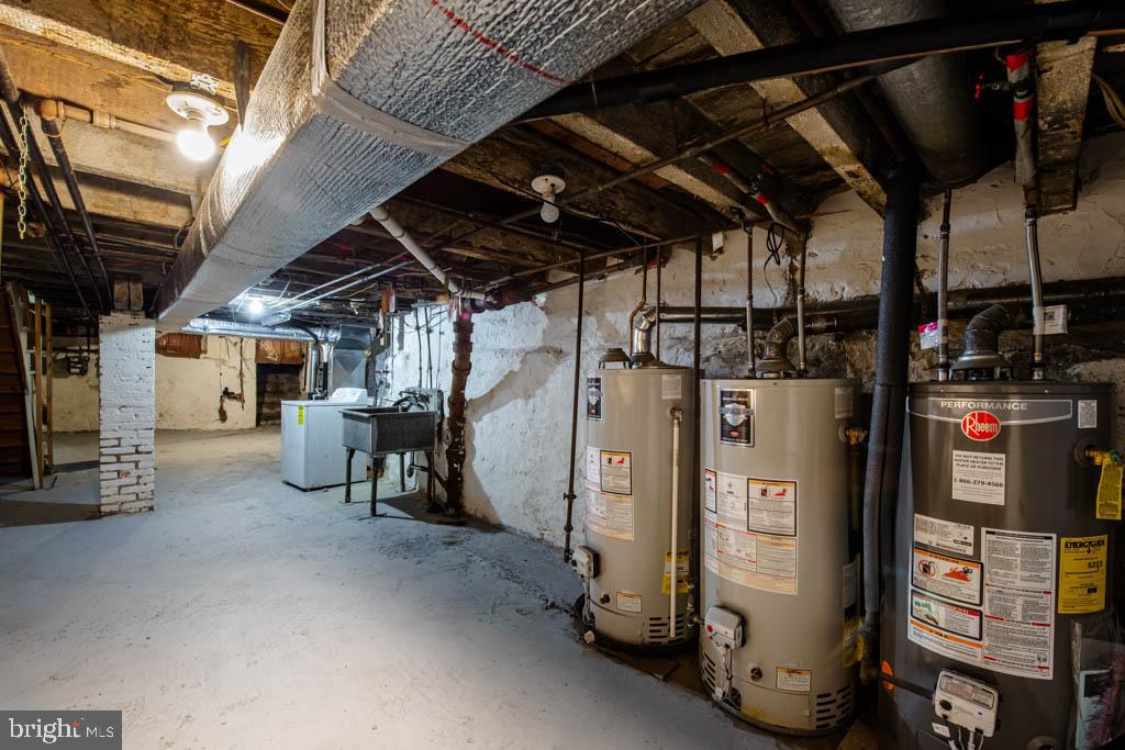 545 Christian Street, Unit 2 Philadelphia, PA 19147 - Photo 18 of 30 a view of a garage