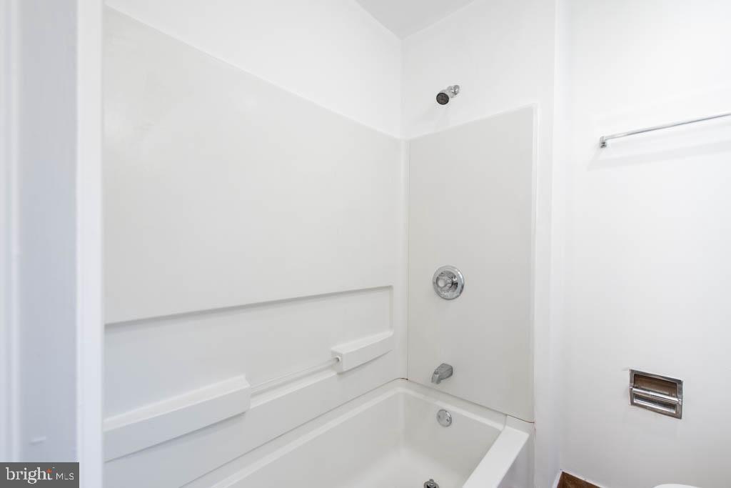545 Christian Street, Unit 2 Philadelphia, PA 19147 - Photo 6 of 30 a bathroom with a bathtub