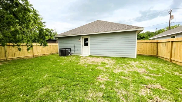 a house that is sitting in the grass