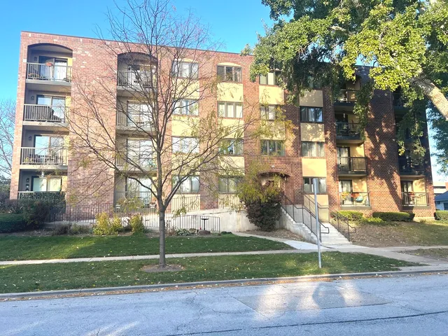 $310,000 | 104 North Pine Avenue, Unit 302, Arlington Heights, IL 60004