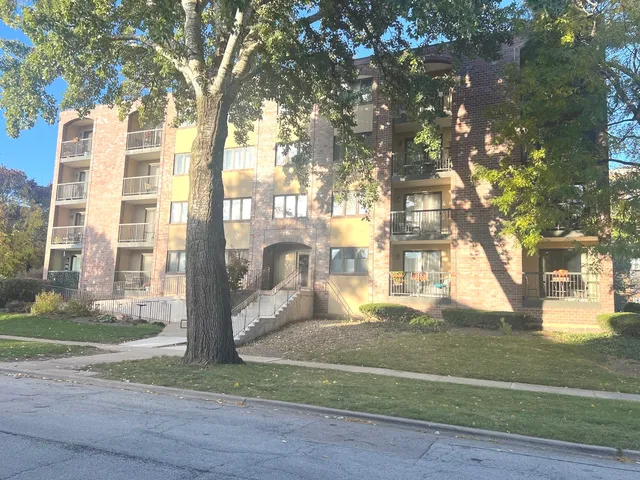 $310,000 | 104 North Pine Avenue, Unit 302, Arlington Heights, IL 60004