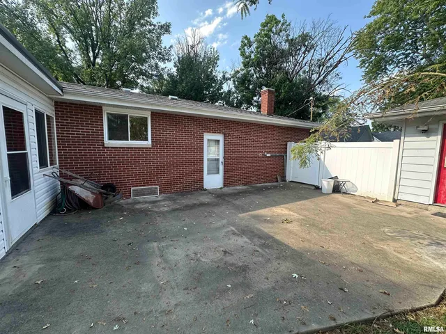 $164,900 | 341 McFall Street, Benton, IL 62812