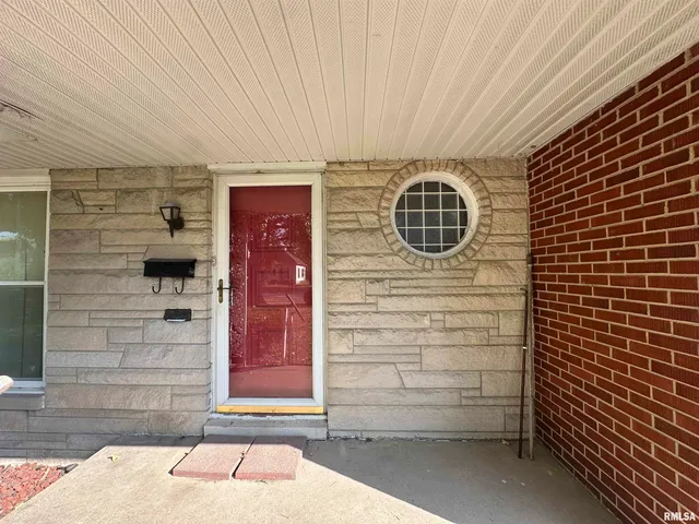 $164,900 | 341 McFall Street, Benton, IL 62812