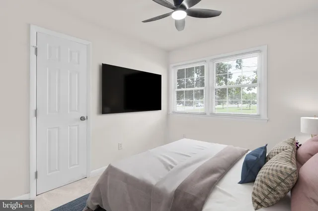 a view of empty room with windows and ceiling fan