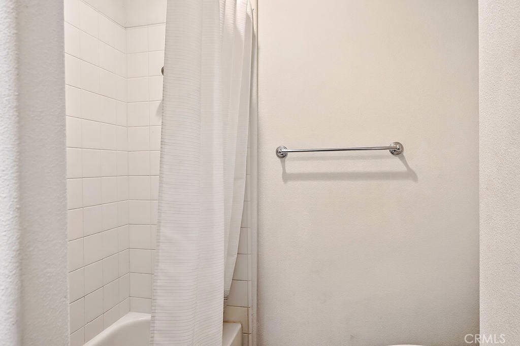 41 Vista Mirage Way Rancho Mirage, CA 92270 - Photo 18 of 25 a bathroom with a shower