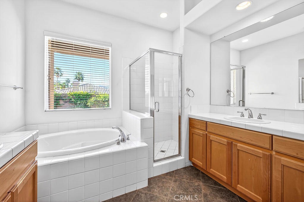 41 Vista Mirage Way Rancho Mirage, CA 92270 - Photo 20 of 25 a bathroom with a tub sink and mirror