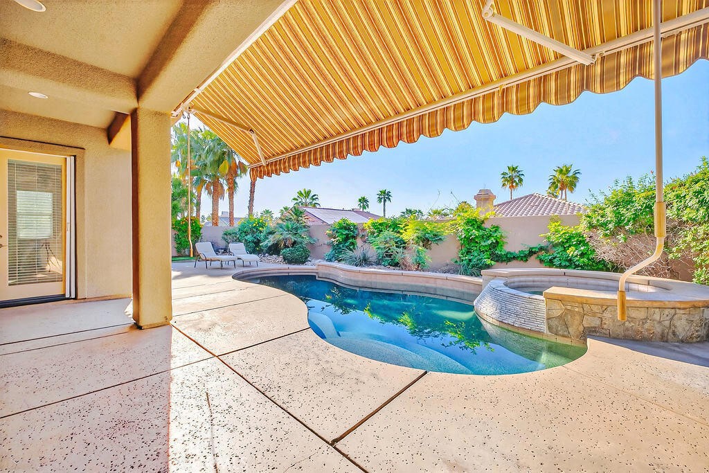 41 Vista Mirage Way Rancho Mirage, CA 92270 - Photo 25 of 25 a view of a patio with potted plants