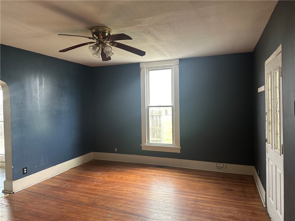 2512 Dewitt Avenue Mattoon, IL 61938 - Photo 2 of 10 Livingroom