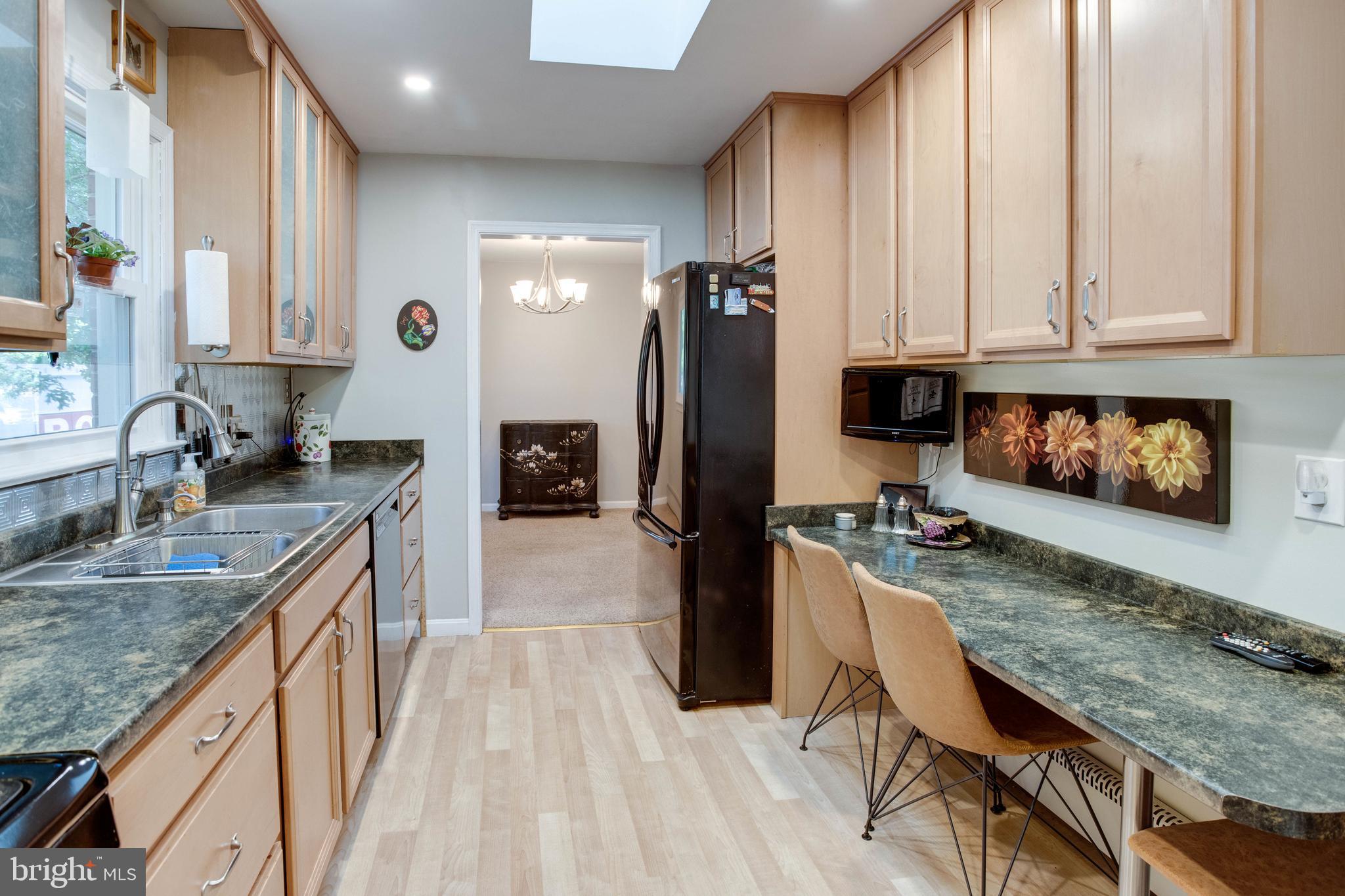 9305 Mathis Avenue Manassas, VA 20110 - Photo 10 of 53 Updated kitchen with breakfast bar