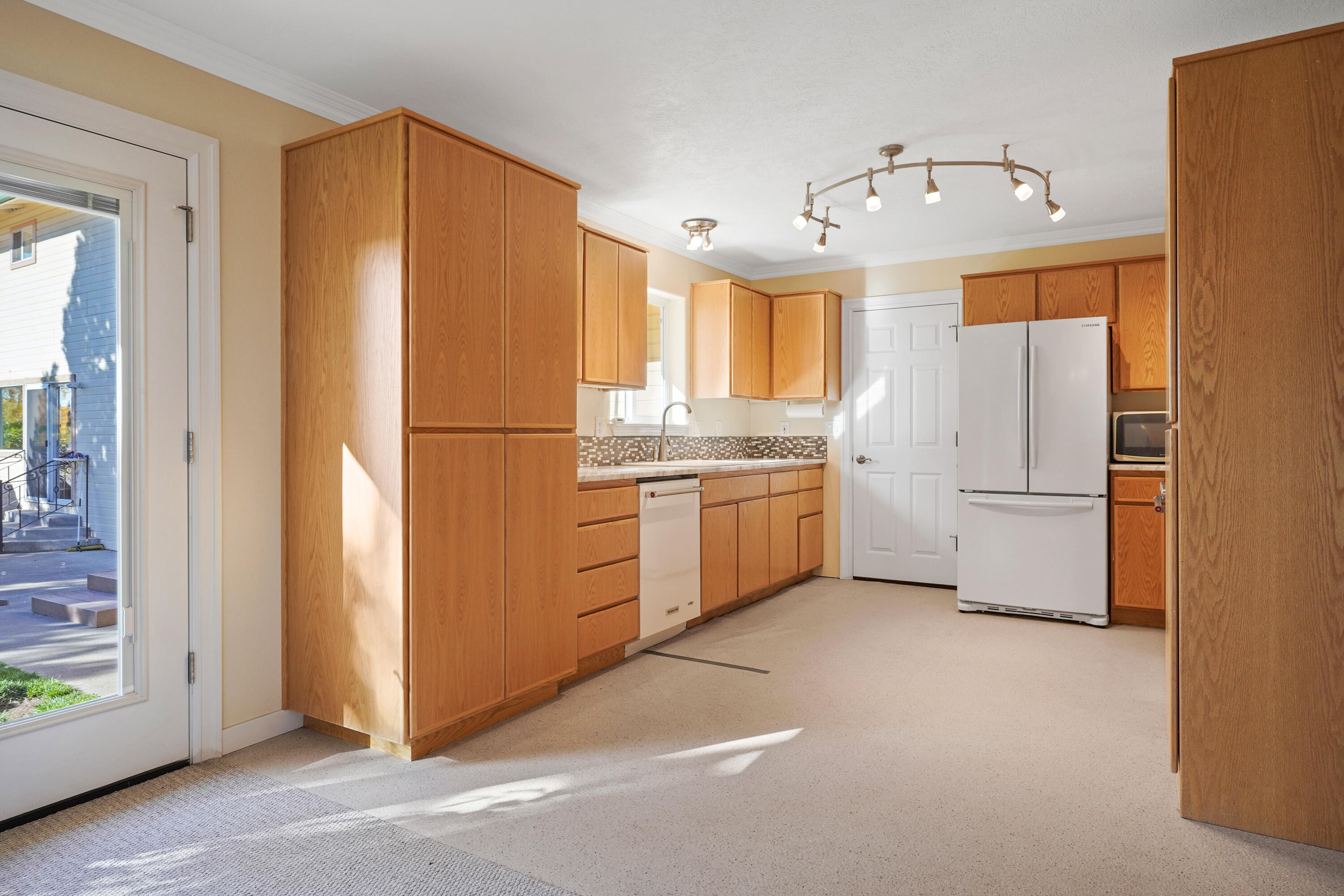 61530 Ward Road Bend, OR 97702 - Photo 35 of 43 ADU Kitchen