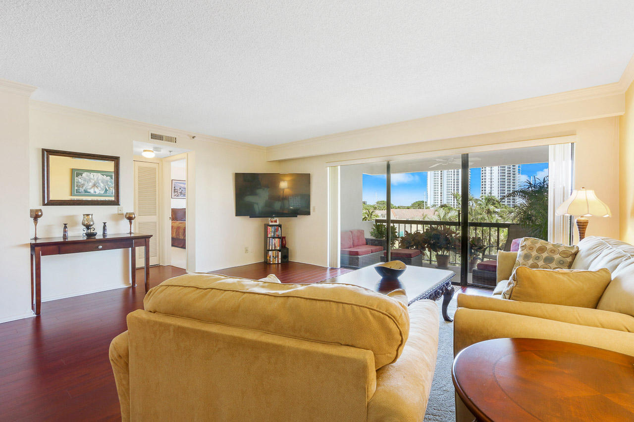 300 Golfview Road, Unit 403 North Palm Beach, FL 33408 - Photo 3 of 23 Living Area