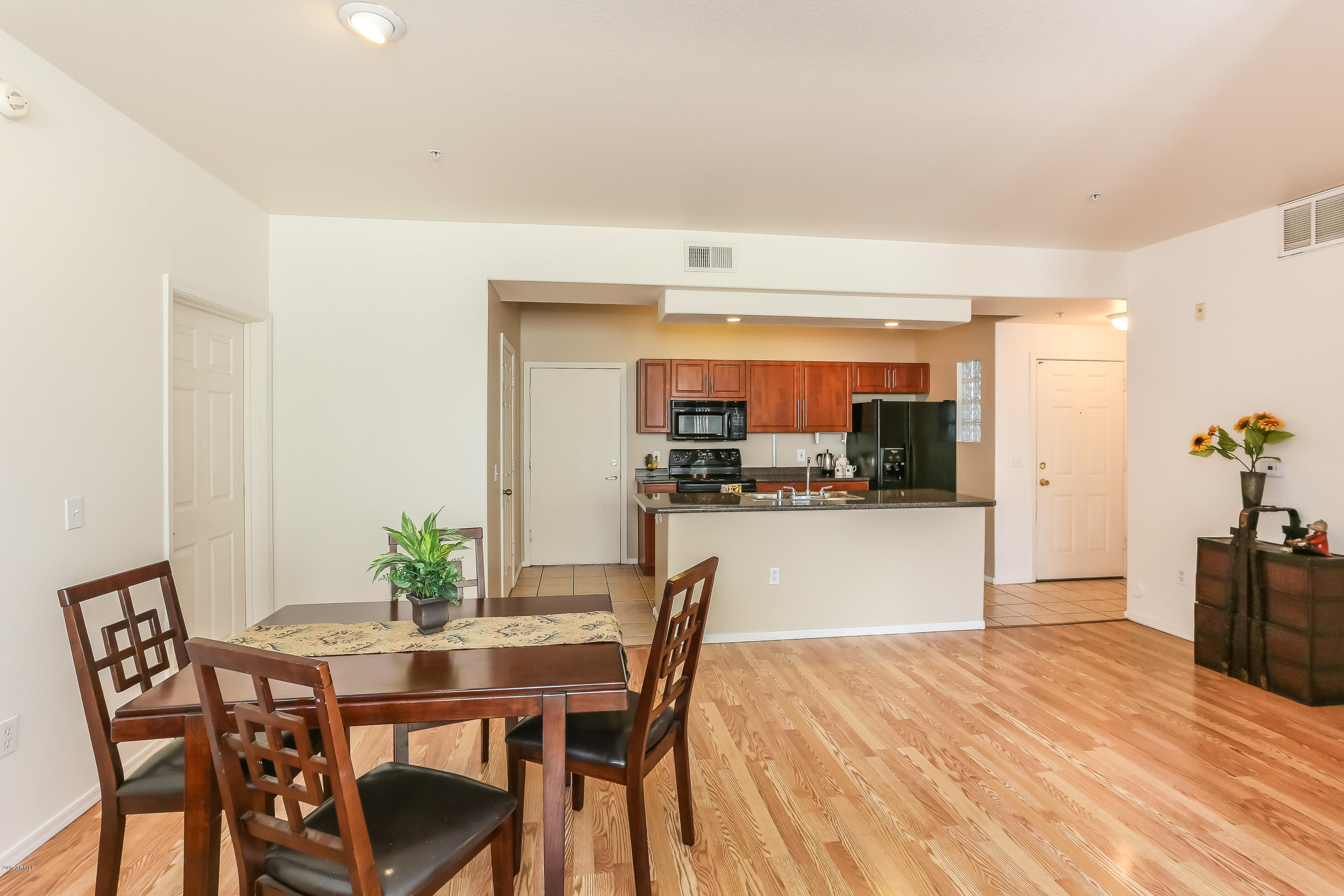 909 East Camelback Road, Unit 1127 Phoenix, AZ 85014 - Photo 10 of 18 909 E Camelback dining-kitch